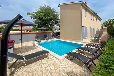 Schöne Villa mit privatem Pool und Parkplatz, nahe am Meer