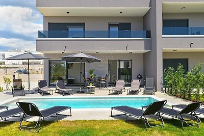 Villa mit privatem Pool in Meeresnähe