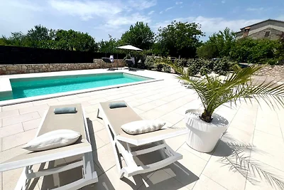 Schöne Villa mit privatem Pool, Tischtennis, Darts, kostenlosem WLAN und Parkplatz