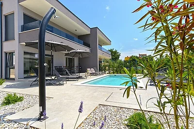 Villa mit privatem Pool in Meeresnähe