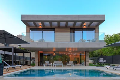 Villa mit beheiztem Infinity-Pool