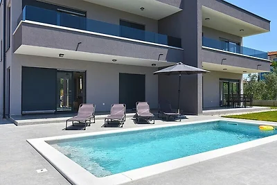 Villa mit privatem Pool in Meeresnähe