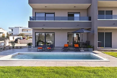 Villa mit privatem Pool in Meeresnähe