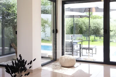 Moderne Villa mit privatem Pool in der Nähe des Meeres