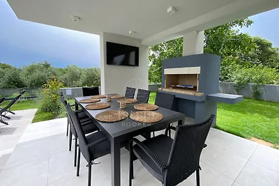 Moderne Villa mit privatem Pool in der Nähe des Meeres