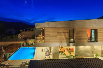 Villa mit beheiztem Infinity-Pool und Blick auf die wunderschöne Bergwelt