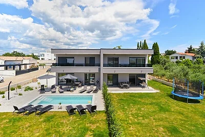 Villa mit privatem Pool in Meeresnähe