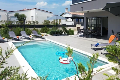 Villa mit privatem Pool in Meeresnähe
