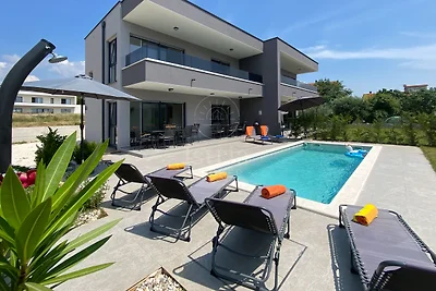 Villa mit privatem Pool in Meeresnähe