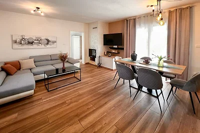 Schöne Villa mit privatem Pool, Tischtennis, Darts, kostenlosem WLAN und Parkplatz