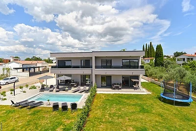 Villa mit privatem Pool in Meeresnähe