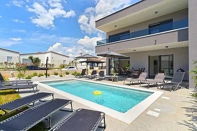 Villa mit privatem Pool in Meeresnähe