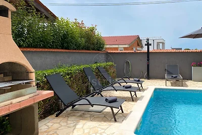 Schöne Villa mit privatem Pool und Parkplatz, nahe am Meer