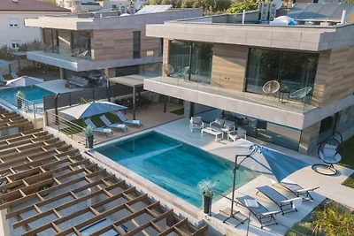 Villa mit beheiztem Infinity-Pool