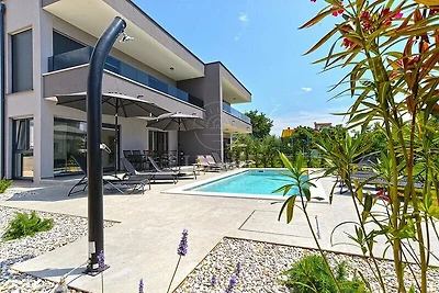 Villa mit privatem Pool in Meeresnähe