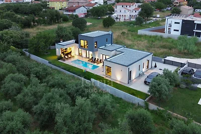 Moderne Villa mit privatem Pool in der Nähe des Meeres
