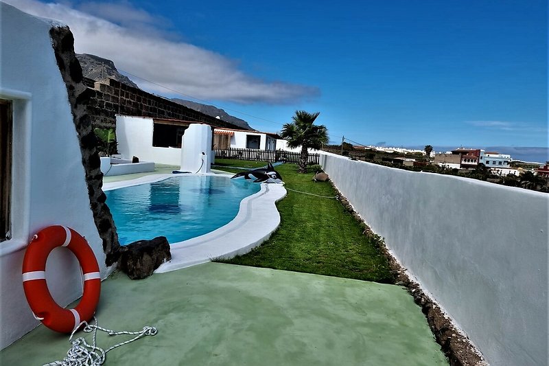 Schönes Ferienhaus mit Pool und Blick auf das Meer.