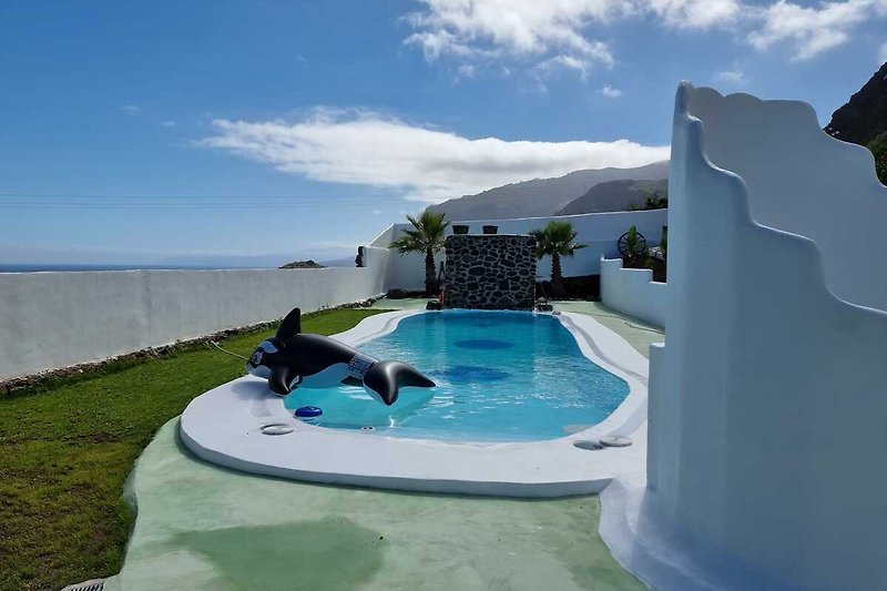 Schönes Ferienhaus mit Pool und Blick auf das Meer und die Landschaft.