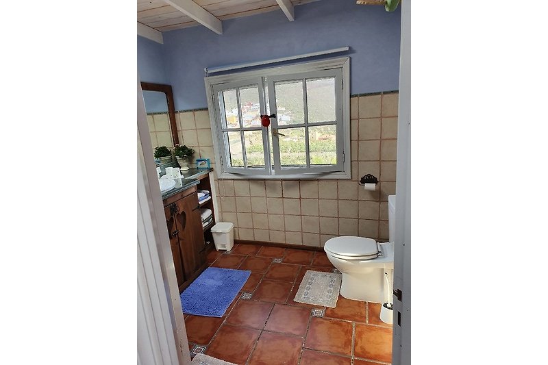 Schönes Badezimmer mit Holzboden und stilvoller Einrichtung.
