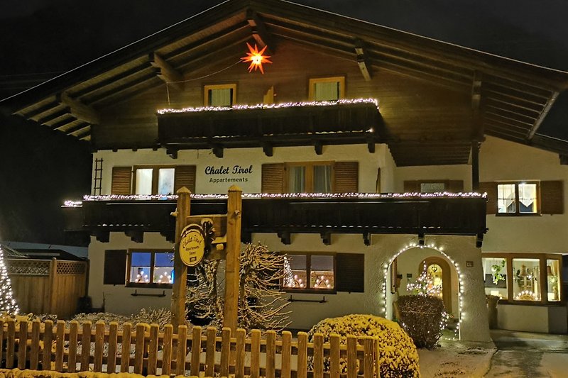 Chalet Tirol Appartements Waidring Aussenansicht Winter