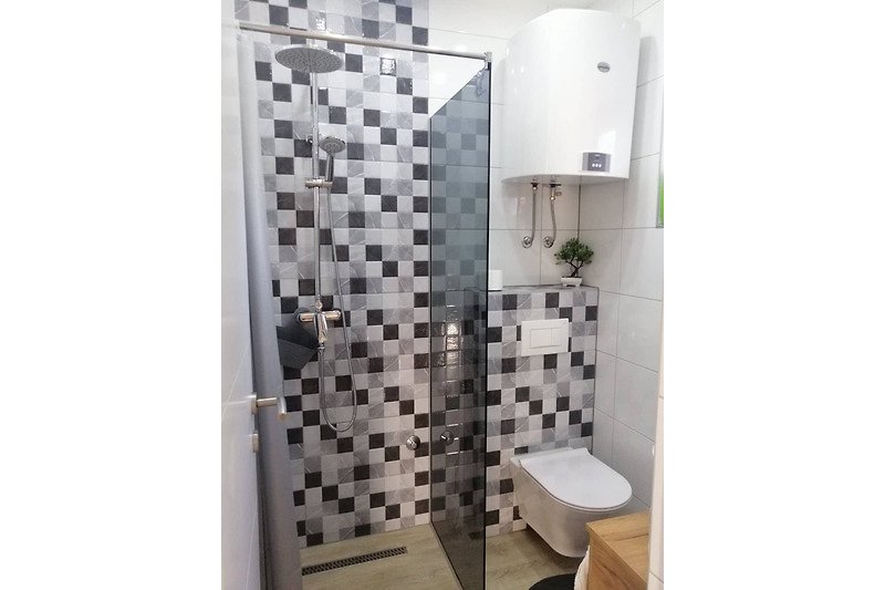 Gemütliches Badezimmer mit lila Keramik und Holzakzenten.