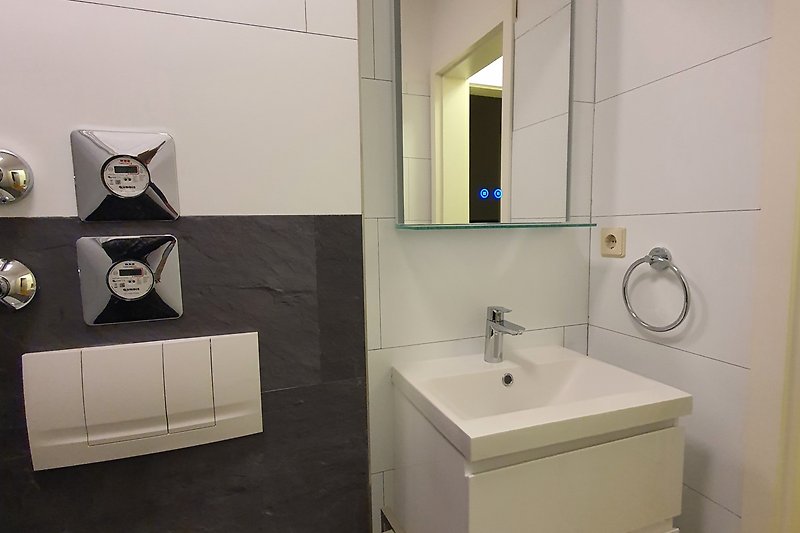 Badezimmer in Dusche und an Wand mit Schiefer-Akzenten, weißem Waschbecken / Schrank