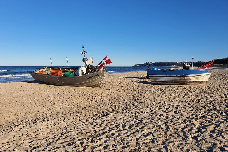 Fischerboote am Strand, bereit zum Auslaufen