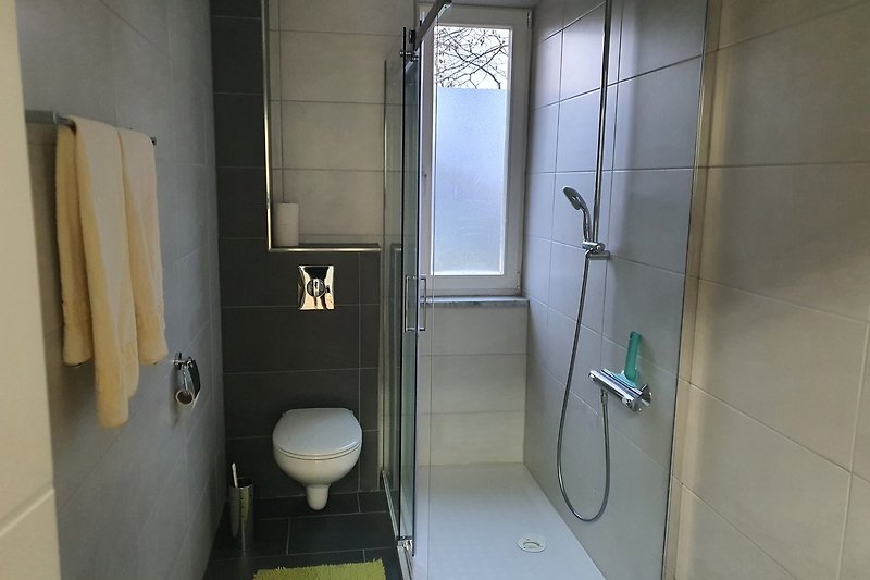Modernes Badezimmer mit bodenflacher Dusche