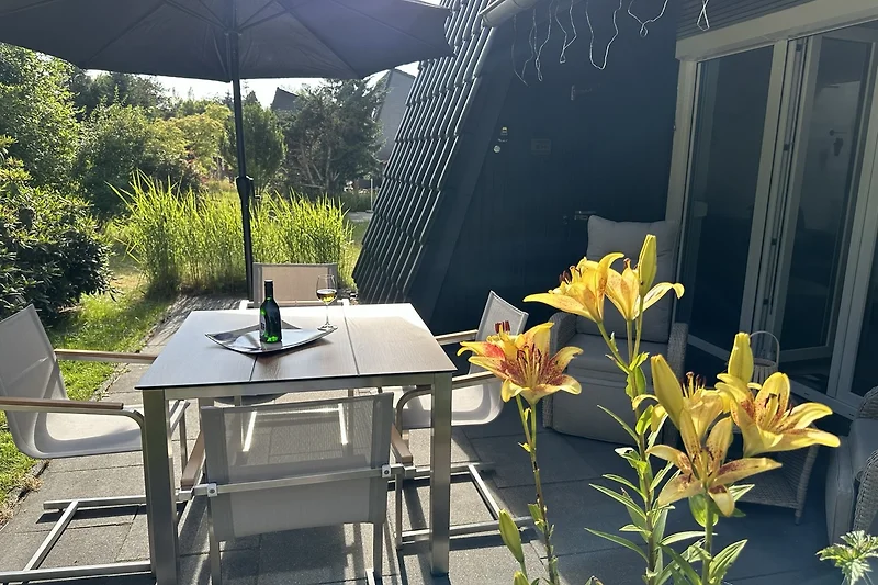 Überdachte Terrasse mit Sitzgruppe im Grünen