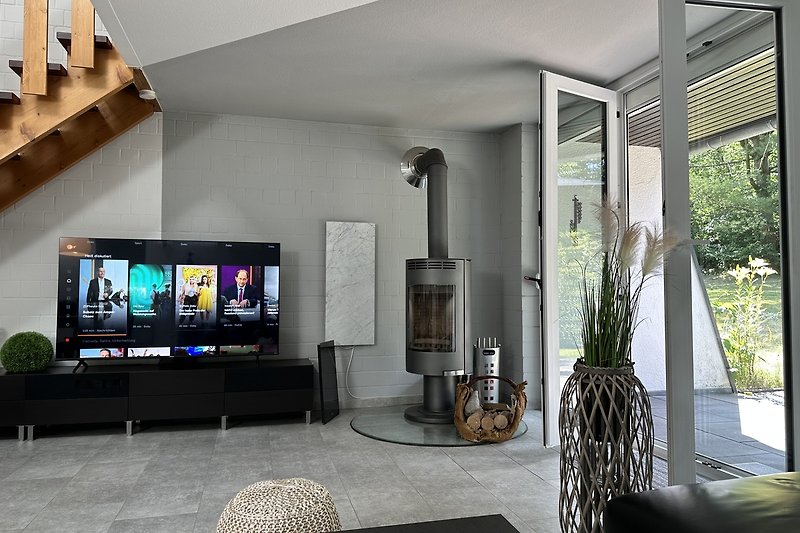 TV mit Smart TV im Wohnzimmer