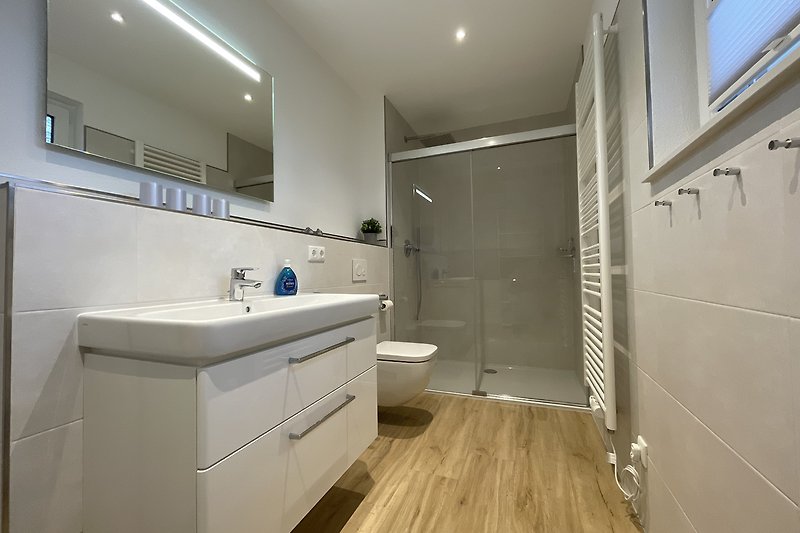 Badezimmer im EG mit übergroßer Dusche 150x90cm und Handtuchheizkörper