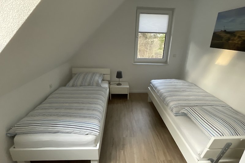 kleines Schlafzimmer mit zwei Einzelbetten 90x200cm