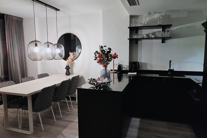 Een stijlvolle woonkamer met elegant meubilair en verlichting.