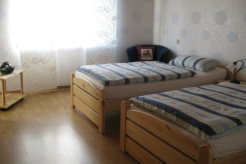 1 gr. Schlafzimmer mit Einzelbetten und neuen Matratzen. Rolläden sind vorhanden.