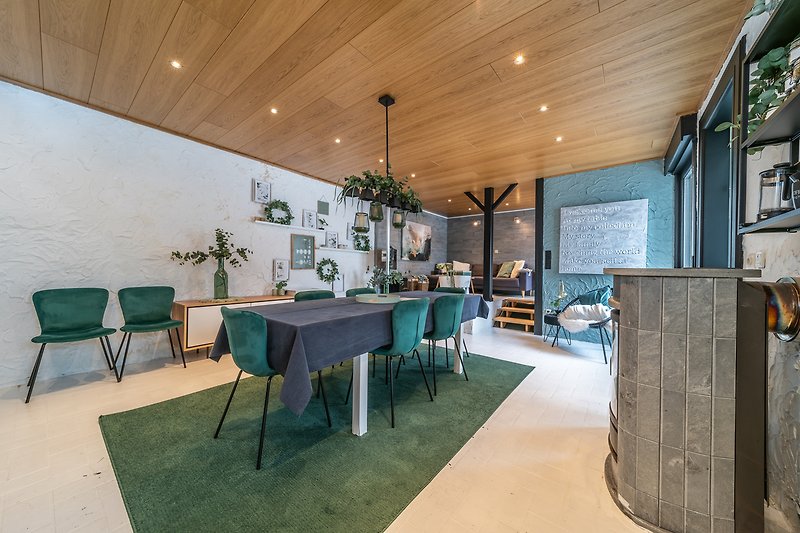 Ein stilvoll eingerichtetes Wohnzimmer mit Holzmöbeln und Pflanzen.