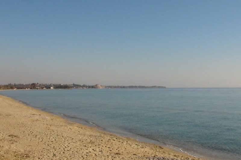The Mykoniatika beach has a blue flag.