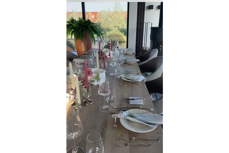 Een elegante tafel met prachtig servies en glaswerk.