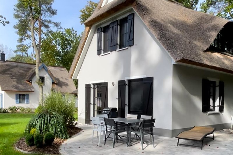 Charmantes Landhaus mit Veranda und gepflegtem Garten.