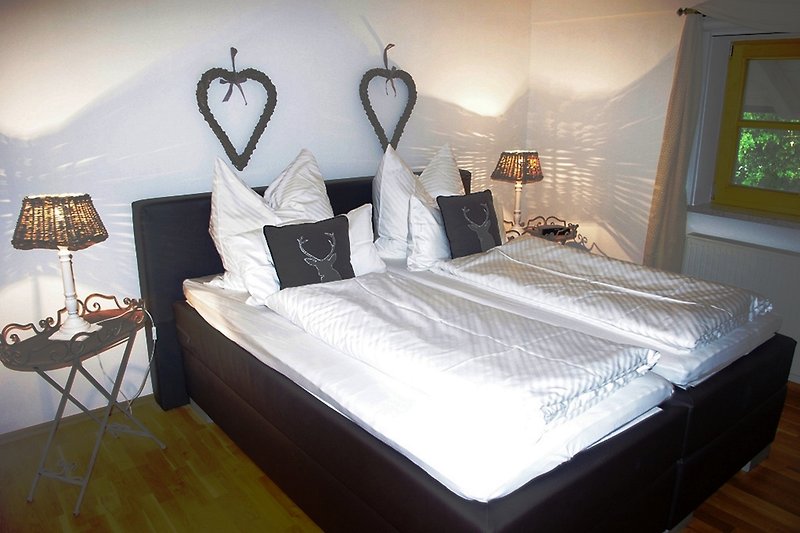Gemütliches Schlafzimmer mit bequemem Boxspringbett - Echtholzparkett und großem Kleiderschrank