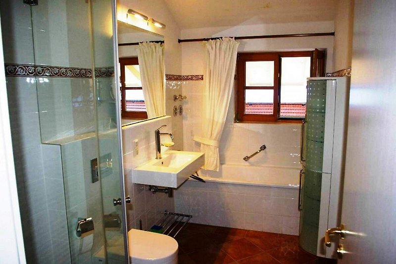 Geräumiges Badezimmer mit Dusche (Glaskabine) und Badewanne