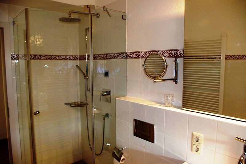 Schönes Badezimmer mit stilvoller Dusche und Spiegel.