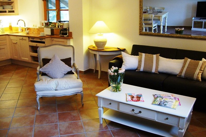 Gemütliches Wohnzimmer mit stilvollen Möbeln und gelber Beleuchtung.