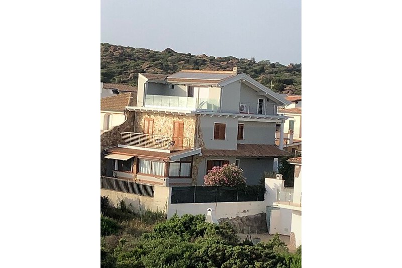 Goditi la vista panoramica sul mare da questa casa nel quartiere residenziale.
