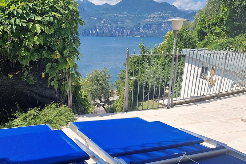 Goditi una vacanza rilassante in questa bellissima location con una piscina azzurra e una vista mozzafiato.