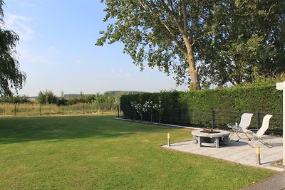 Huis polder met uitzicht op het meer