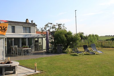 Huis polder met uitzicht op het meer