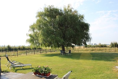 Huis polder met uitzicht op het meer