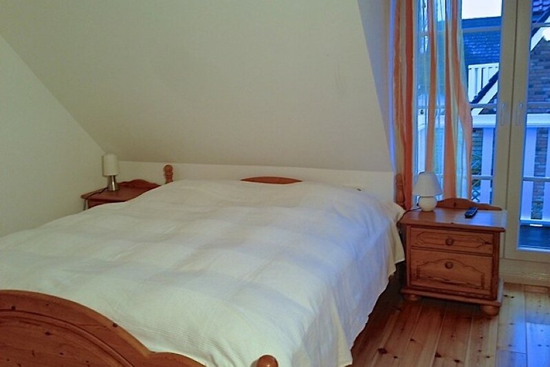 Gemütliches Schlafzimmer mit bequemem Bett und stilvollem Interieur. Perfekt zum Entspannen und Schlafen.