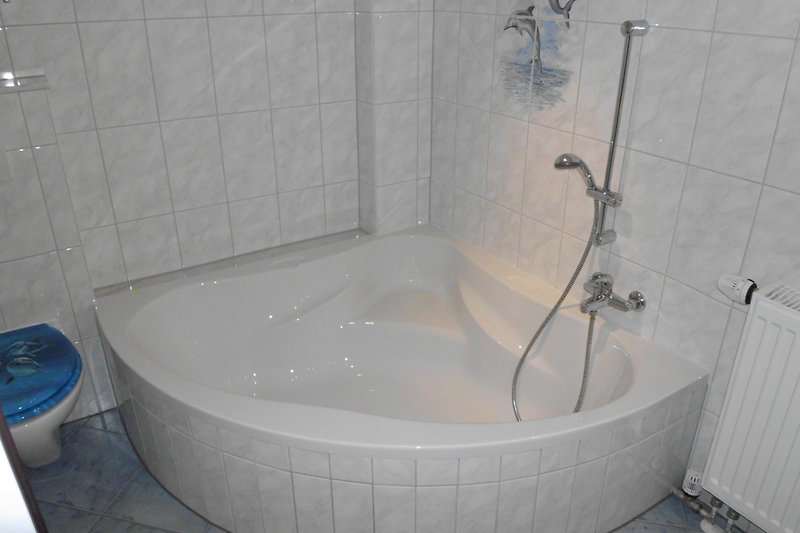 Schönes Badezimmer mit stilvollem Interieur und entspannender Badewanne. Perfekt zum Relaxen und Erfrischen.