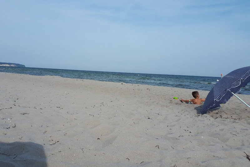 Entspannen Sie am azurblauen Strand mit windgepeitschter Küstenlandschaft.